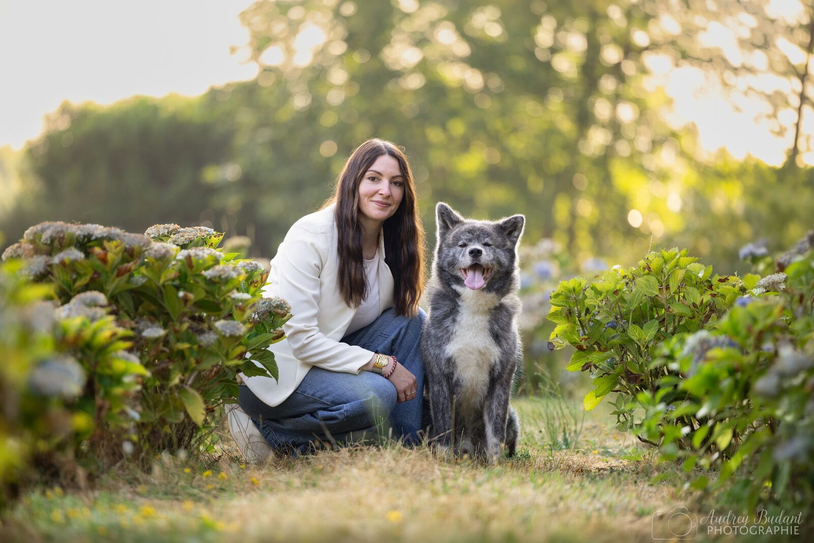 Jeune femme et son chien lors d’une séance photo aux Hauts Bois, pépinière d’hortensias à Taupont dans le Morbihan