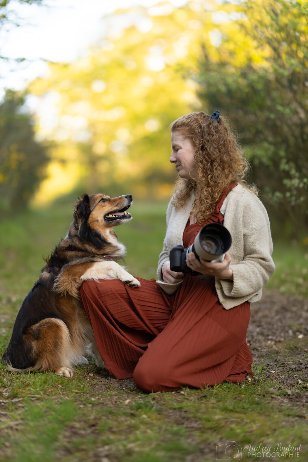 Jeune femme et son chien qui se regardent, cruguel