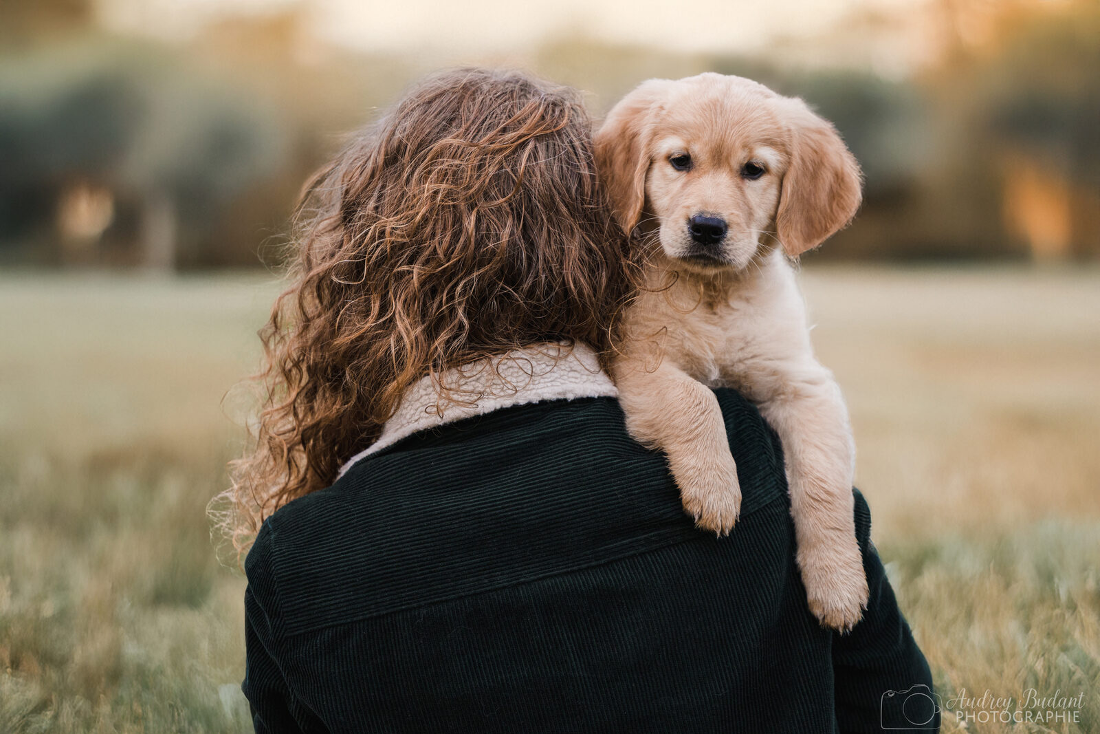 Jeune femme avec son chiot sur l'épaule