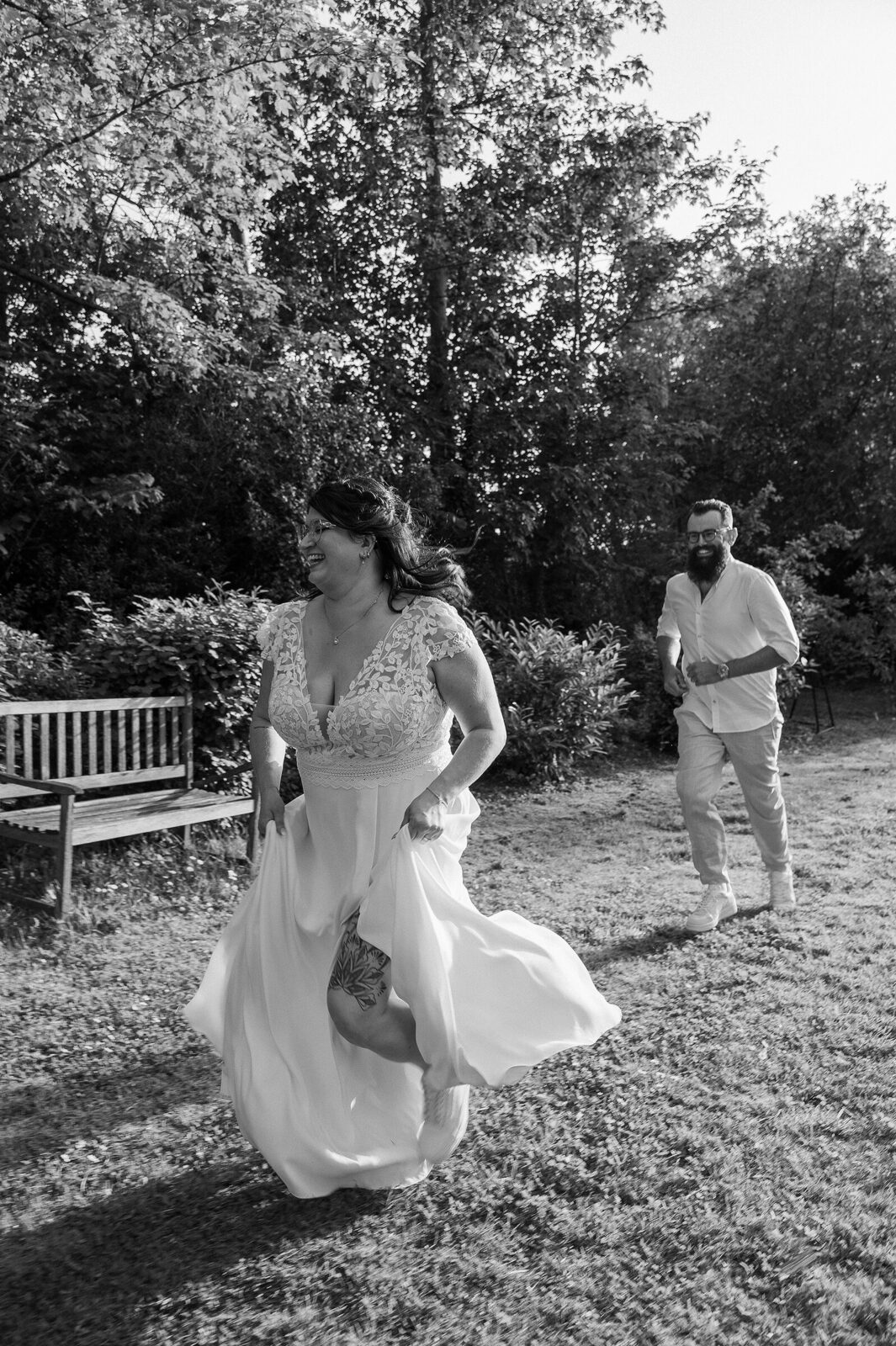 Mariée en robe blanche marchant dans un jardin, reportage mariage naturel dans le Nord