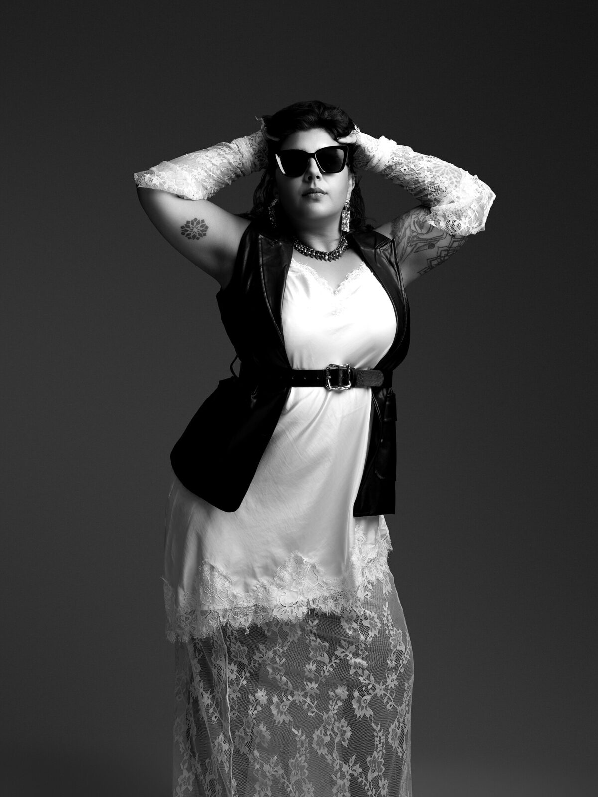 Femme en lunettes de soleil, shooting mode femme en noir et blanc pour les clientes de Béthune