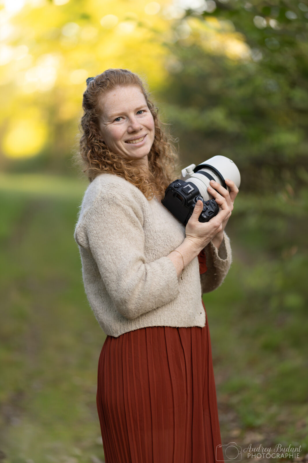Jeune femme avec un appareil photo dans les mains