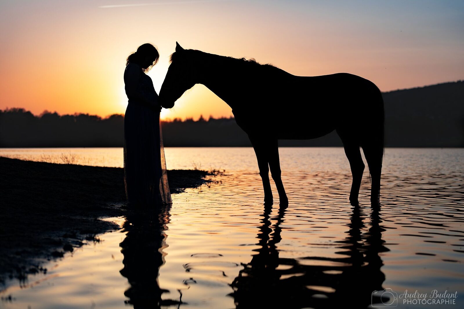Jeune femme enceinte et son cheval au lac de guerledan, Guerledan