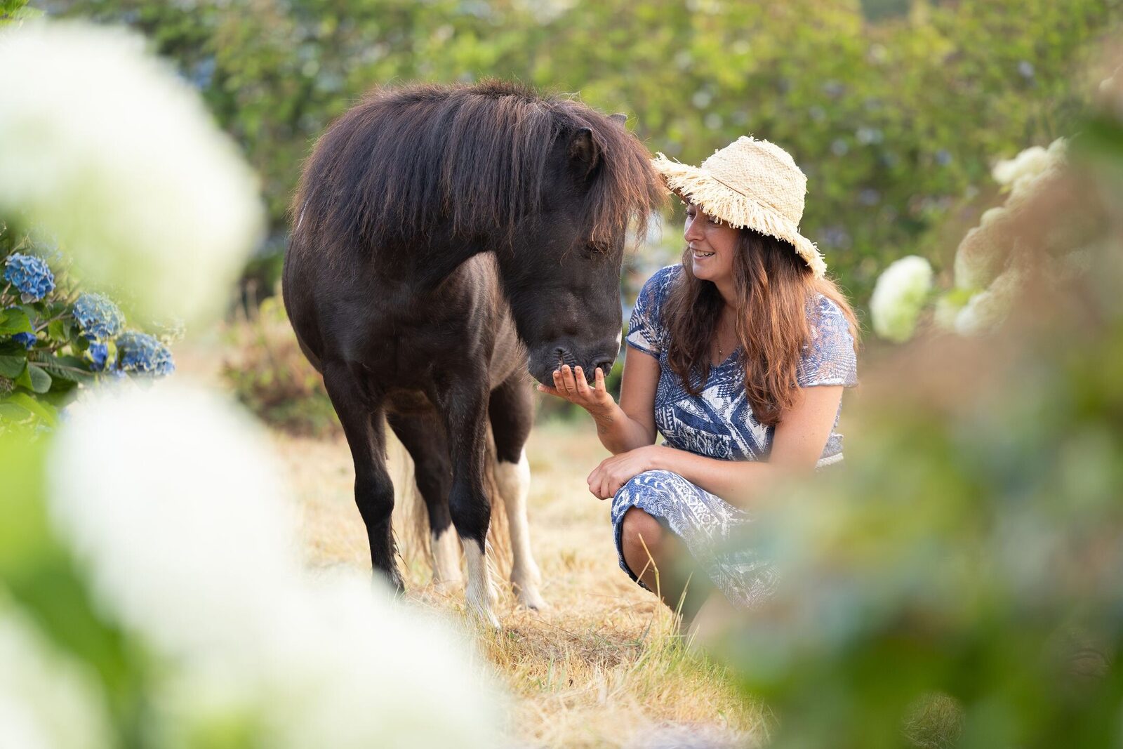 Jeune femme et son poney se regardant lors d’une séance photo aux Hauts Bois, pépinière d’hortensias à Taupont dans le Morbihan
